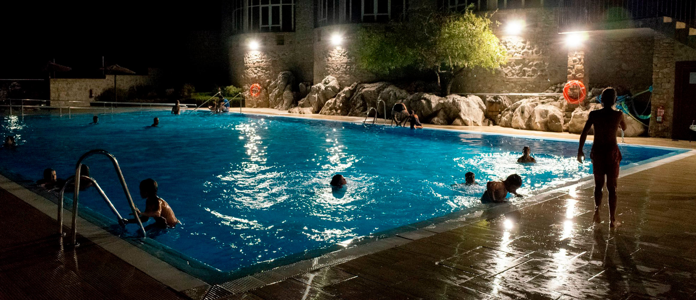 La piscina municipal de Grazalema roza el aforo completo es su horario nocturno
